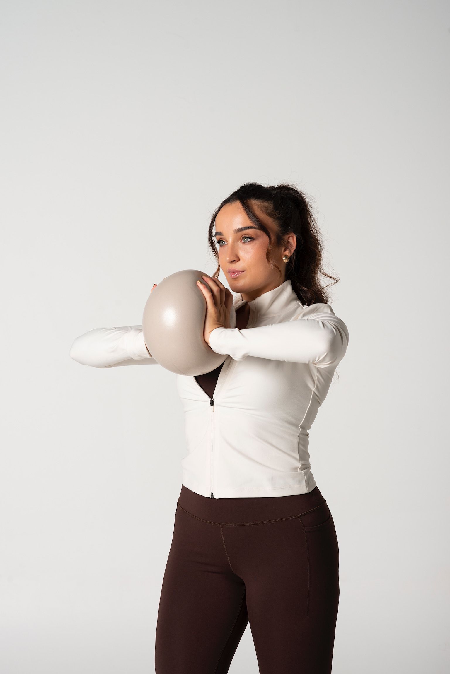 Alba Montoro abrazando pilates ball — entrenamiento en Monfit Studio Córdoba