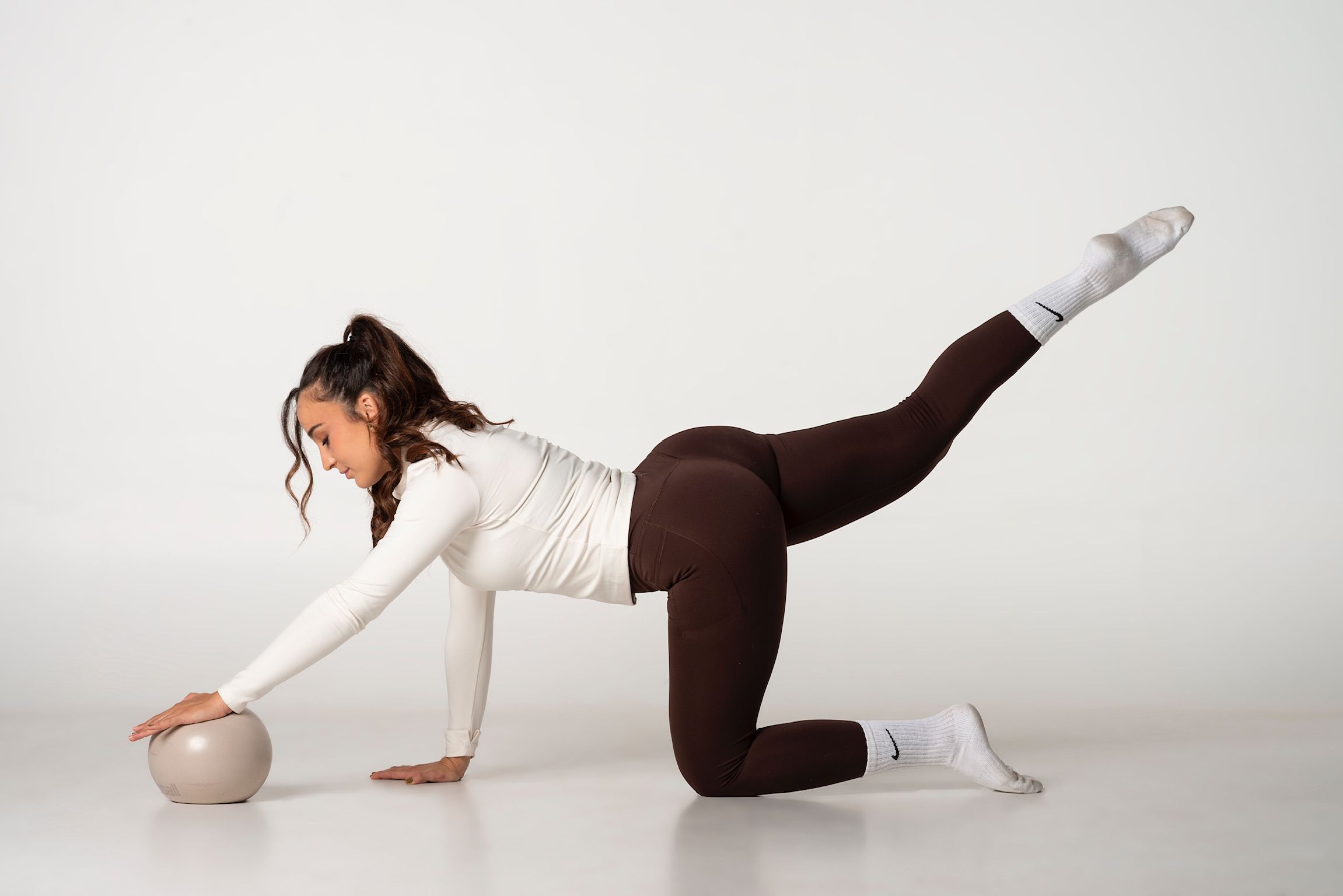 Alba Montoro con pilates ball — entrenamiento en Monfit Studio Córdoba