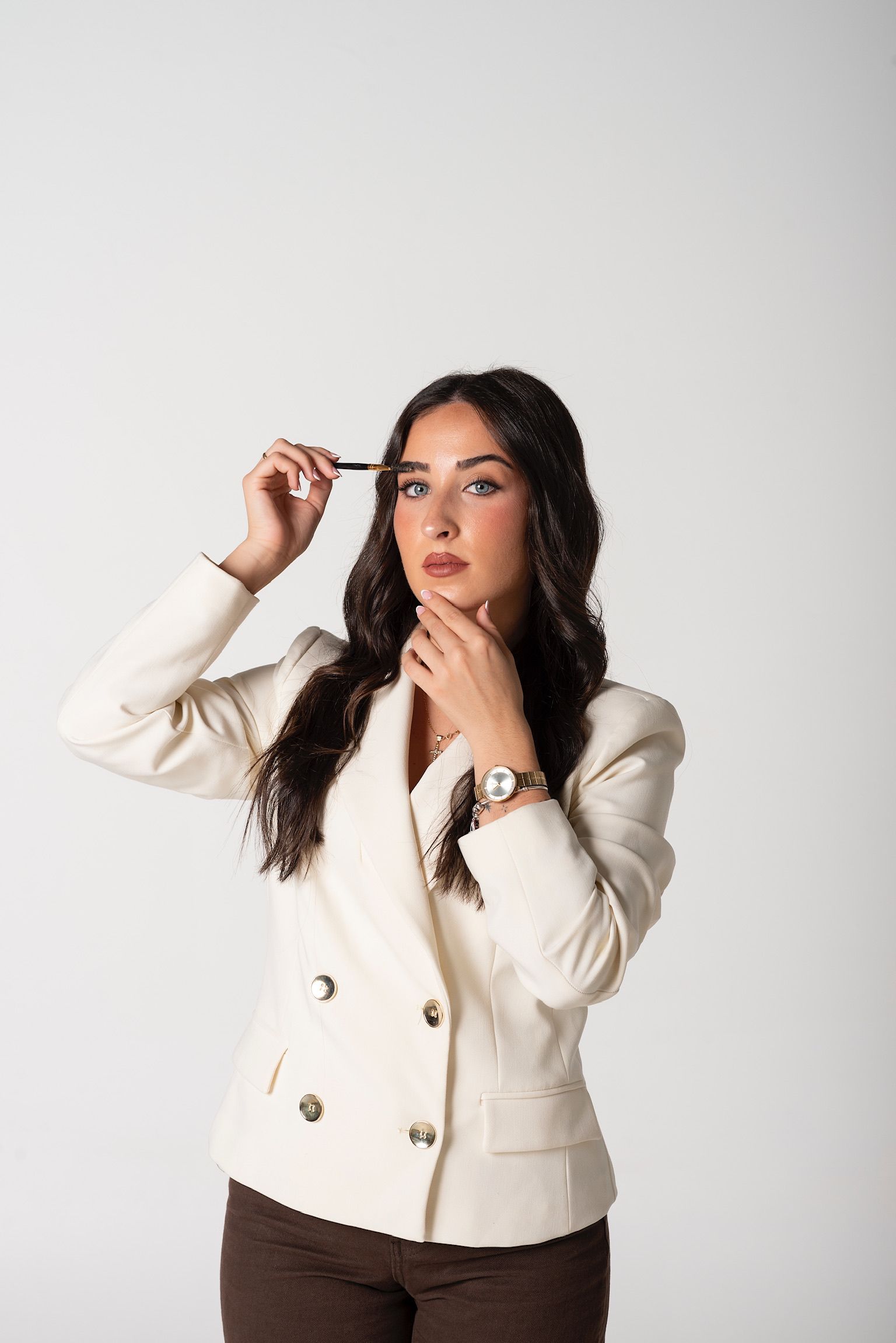 Nerea Montoro diseñando cejas — estética en Monfit Studio Córdoba